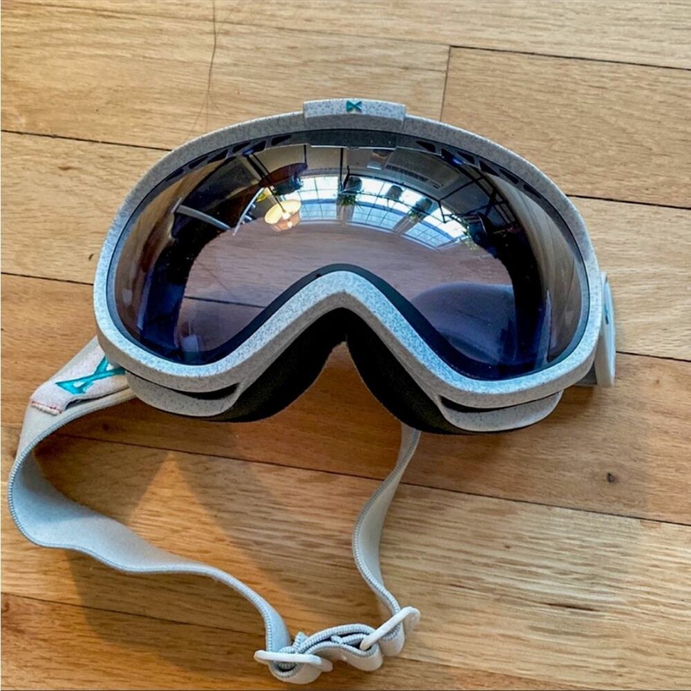 Rare Anon womans snowboarding or skiing goggles